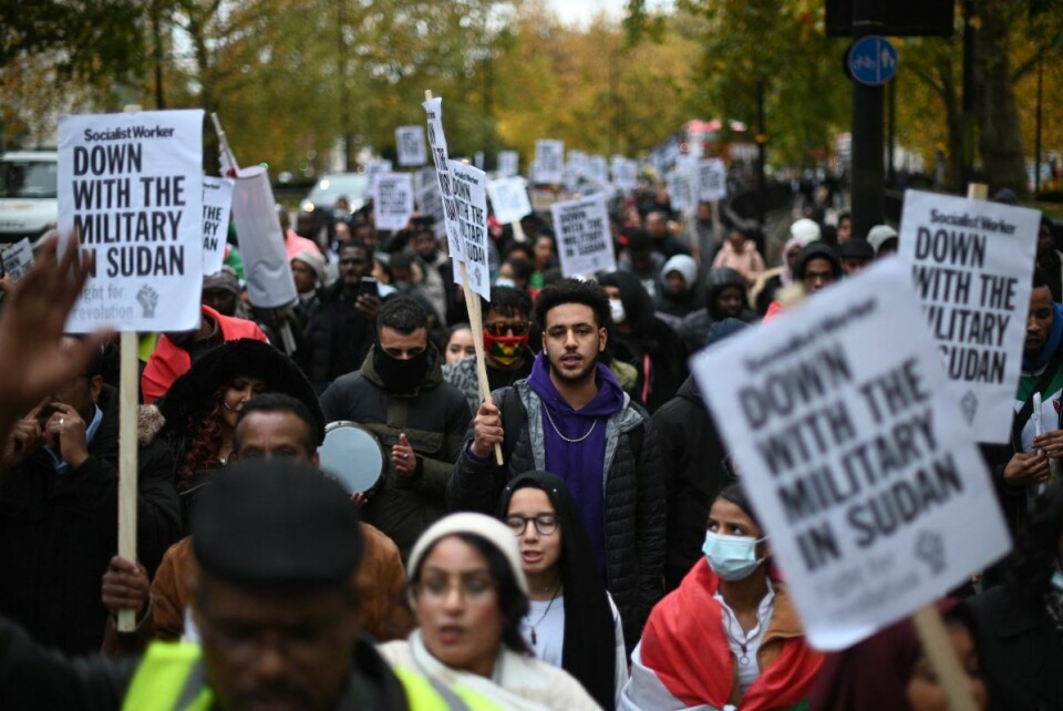 General Abdel-Fattah Burhan har utpekt seg selv til leder med vide fullmakter i Sudan, der de militære grep makten i et kupp i oktober. Men protestene mot militærkuppet fortsetter både i Sudan og i utlandet, her fra London. Foto: AFP /NTB