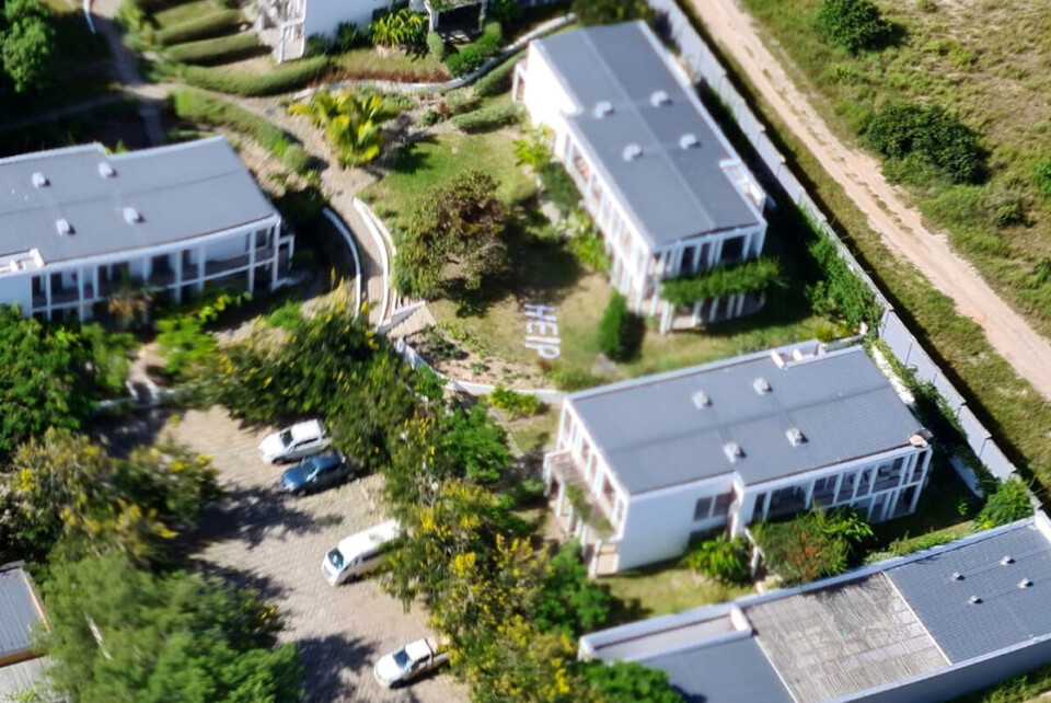 Beboere og folk som søkte tilflukt ved Palma Residences skrev «Help» og «SOS» i store hvite bokstaver utenfor bygningen. Håpet var å tiltrekke seg oppmerksomheten til helikoptre fra et sørafrikansk sikkerhetsselskap. Foto: Dyck Advisory Group via Reuters /NTB
