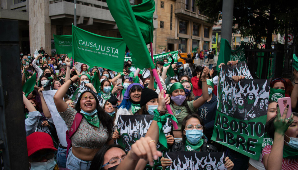 Abortforkjempere jubler i Colombias hovedstad Bogota etter det ble kjent at landets forfatningsdomstol gjør abort lovlig inntil uke 24.