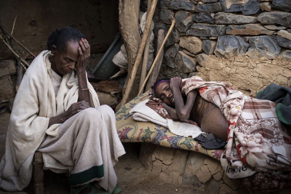 I Gidget-distriket i Tigray møtte det franske TV-teamet bonden Ayaleno Fakiros (52), som er i ferd med å dø av sult. Han har ikke lenger krefter til å flykte. Det er også for langt å reise til byen for å få behandling. Men moren hans, Bizu Arefa (70), har lovet å passe på ham til siste slutt.