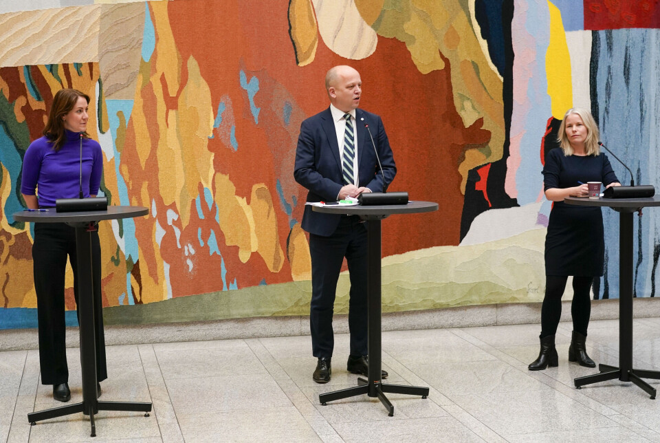 Finansminister Trygve Slagsvold Vedum (SP), arbeids- og sosialminister Tonje Brenna (Ap) og SV-leder Kjersti Bergstø (til høyre) presenterte budsjettenighet i Vandrehallen på Stortinget søndag. Bistandsbudsjett-delen møter kritikk fra noen av opposisjonspartiene og fra bistandsorganisasjoner.