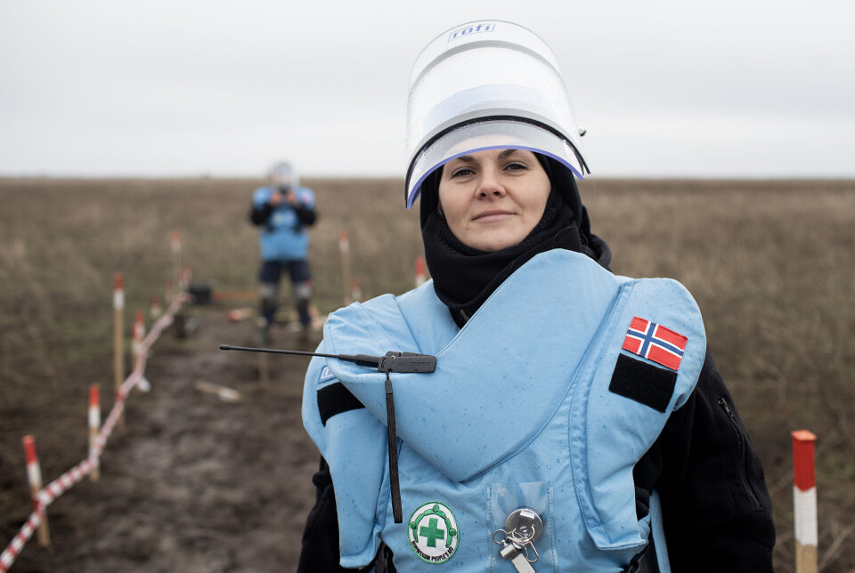 Norsk Folkehjelp vil ikke lenger kunne gi kvinner forrang ved ansettelser av mineryddere. Arbeidet i Ukraina, som bildet er fra, finansieres imidlertid hovedsakelig av andre land enn USA. Nasjonal lovgivning skal også gå foran USAs krav, ifølge Folkehjelpa.