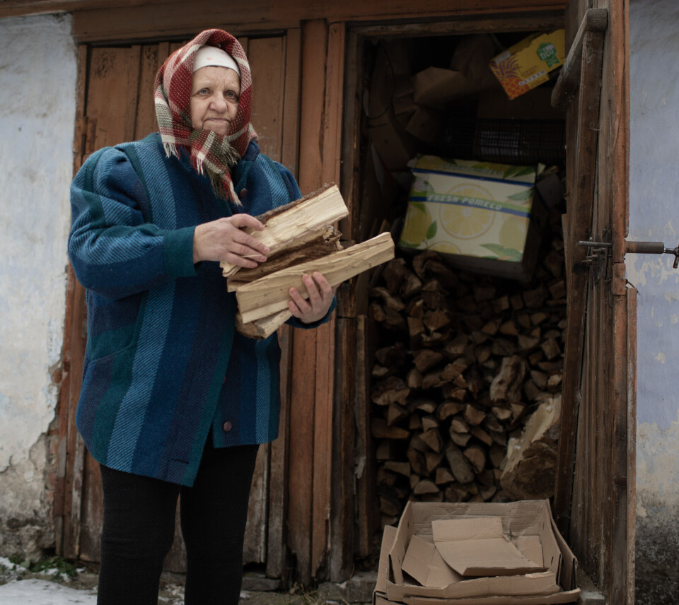 Den ukrainske flyktningen Valentina Bandarchuk i byen Edinet er blant de som bruker ved til å fyre opp leiligheten sin. Nå må store deler av vertsbefolkningen i Moldova også gjøre det samme.