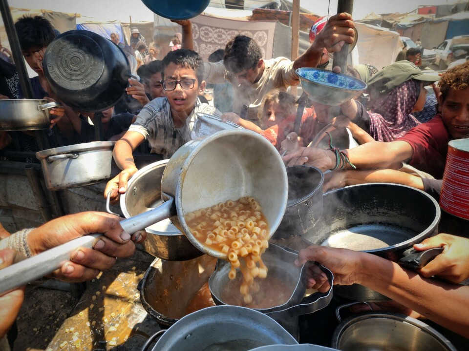 Palestinske barn venter i matkø i Khan Yunis, Gaza, 19. august. Dette er Verdens humanitære dag, som hvert år retter oppmerksomhet mot mennesker som trenger humanitær hjelp.