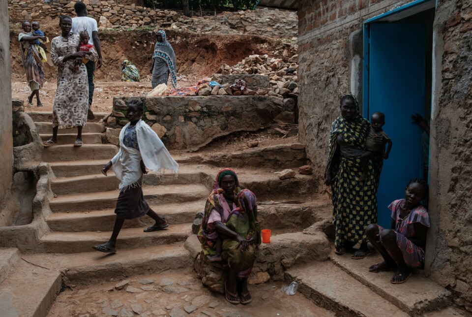 I Sudan er internasjonale aktører helt avhengige av samarbeid med lokale aktører som har nødvendige tilganger, skriver innleggsforfatterne. Bildet viser sudanske mødre og barn som venter på behandling for underernæring utenfor et tysk sykehus i Nubafjellene 15. juni.