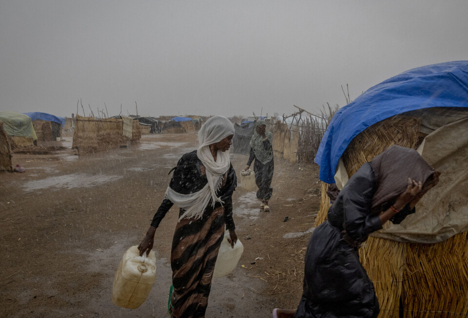 Kraftig regnvær i en flyktningleir for over 150.000 sudanere i Adre, Tsjad, 9. juli 2024. Klimaendringene har bidratt til hyppigere ekstremvær i Øst-Afrika, noe som i tillegg til krig og konflikt, gjør at mennesker drives på flukt.