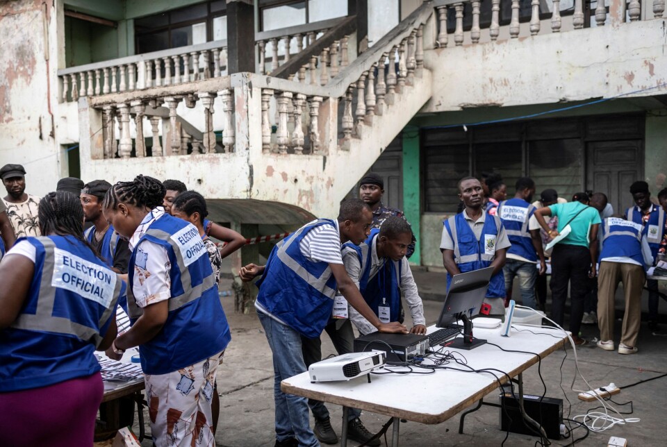 – Når uavhengige institusjoner eller private selskaper gjennomfører undersøkelser spør de sjelden om politisk deltakelse utover valgdeltakelse, skriver innleggsforfatterne. Bildet viser stemmer som telles opp i Accra, Ghana, 7. desember.