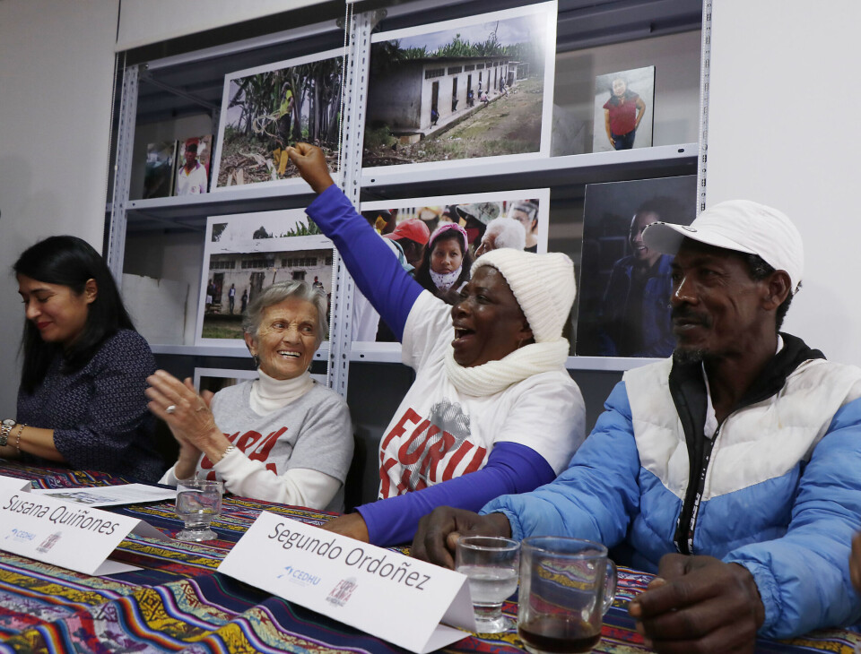 Plantasjearbeiderne Susana Quiñonez,Segundo Ordoñez og deres støttespillere jubler over dommen på en pressekonferanse i Quito, Ecuador denne uken.