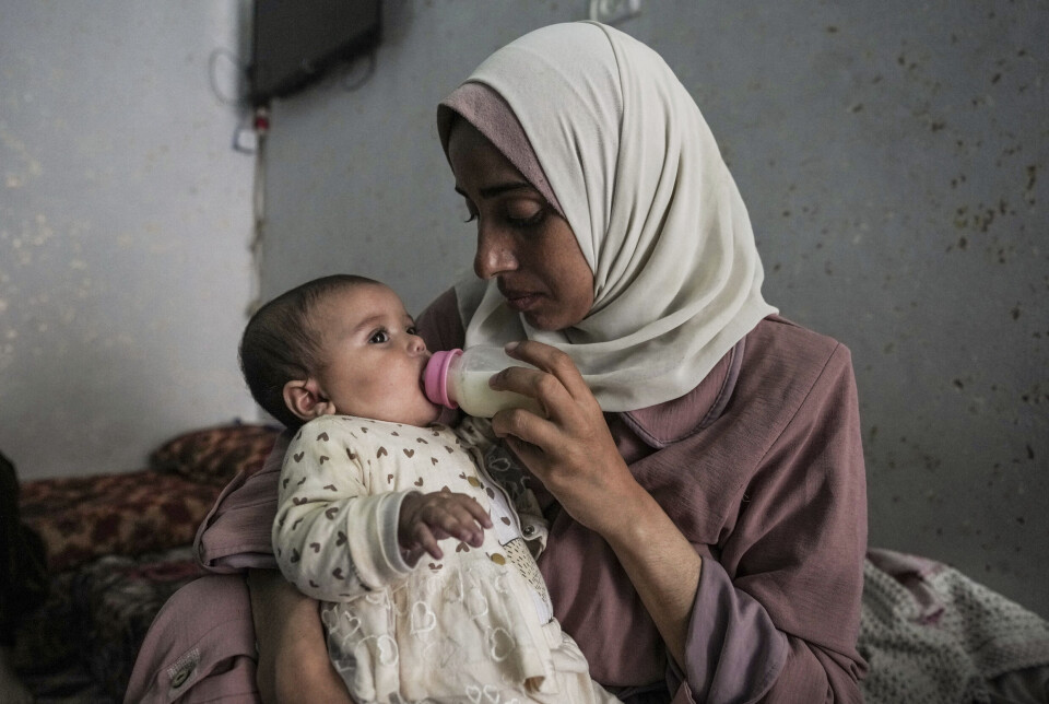Rola Saqer mater babyen Masa Mohammad Zaqout i foreldrenes hjem i nabolaget Zawaida, sentralt i Gaza. Zaqout ble født 7. oktober.