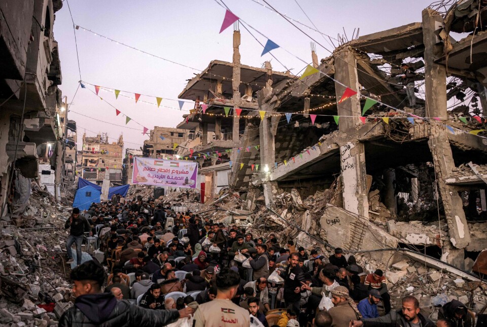 Folk samlet seg i ruinene av bombede hus for å spise etter solnedgang på første dag av fastemåneden Ramadan i Jabalia, Nord-Gaza, 1. mars 2025.