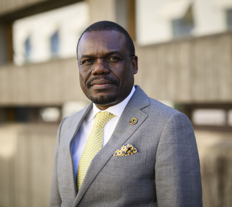 Bistandskutt gjør at fattige mennesker må betale enda mer for helsetjenester - fra egen lommebok, advarer direktør for Africa CDC, Jean Kaseya. Han besøkte denne uka Folkehelseinstituttet i Oslo.