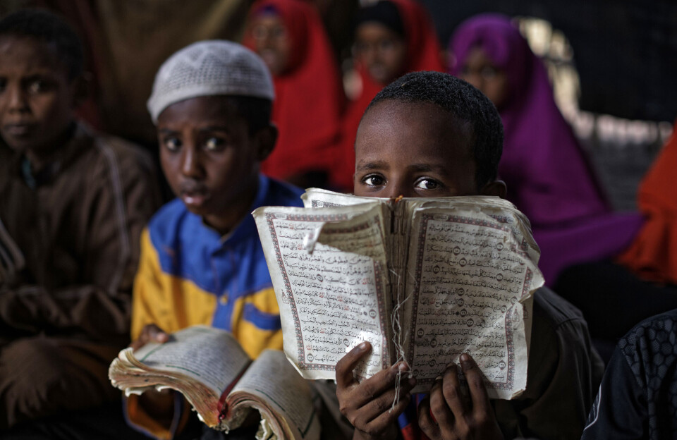 Somaliske barn leser høyt fra Koranen på en islamsk skole i Dadaab-flyktningleiren i det nordlige Kenya i 2017.