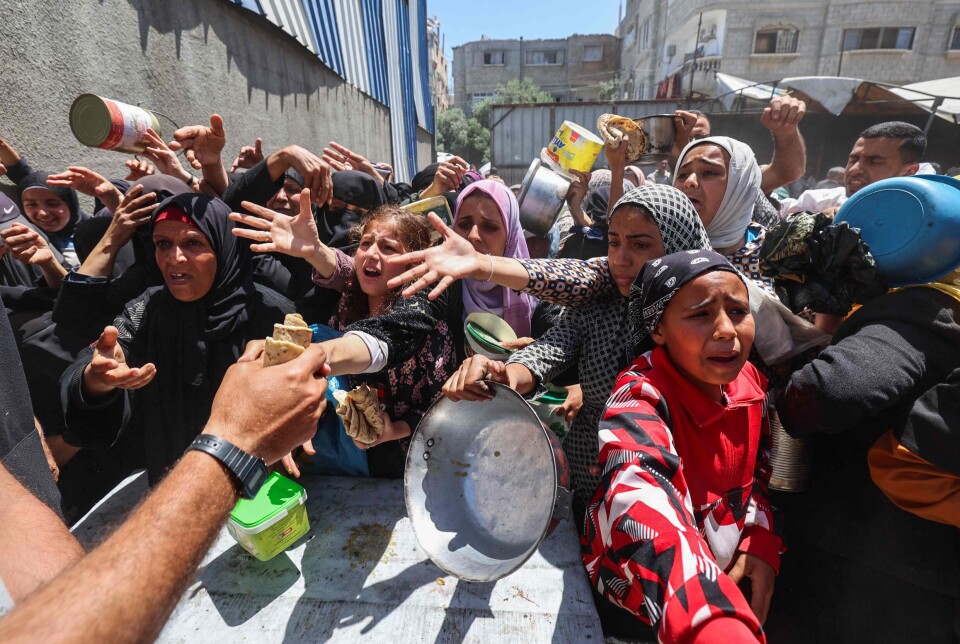 Palestinere i kø ved ett av Verdens matvareprogram (WFP) sine sentre. Organisasjonen oppgir at matlagrene nå er tomme, etter at WFP leverte ut de siste forsyningene av matvarer til Gaza 25. april.