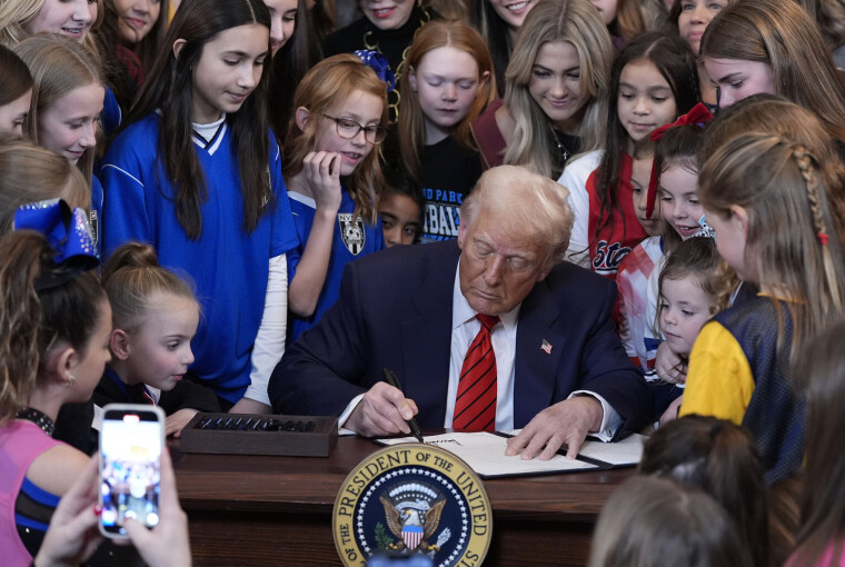 Både bistand og rettighetskamp for transpersoner har vært under angrep under Donald Trumps første 100 dager. Her undertegner han en presidentordre 5. februar i år om forbud mot transpersoner i kvinne- og jenteidrett.
