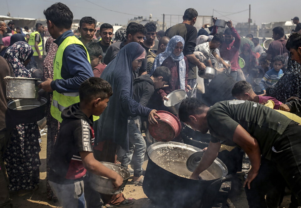 Ifølge FNs hjelpeorganisasjon for palestinske flyktninger i Midtøsten UNRWA, opplever over en million mennesker på Gazastripen «høye nivåer» av akutt matusikkerhet. Her får noen av enklavens internt fordrevne utdelt mat fra en lokal hjelpeorganisasjon.