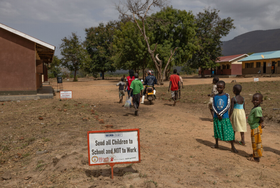 Uganda er ett av flere afrikanske land der det jevnlig avsløres misbruk av bistandspenger. Reklameskiltene for ulike lokale og nasjonale hjelpeorganisasjoner står overalt på landsbygda.